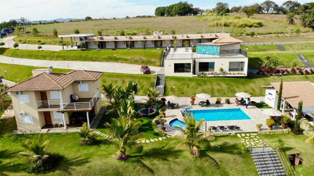 瓜佩Pousada Dona Tereza的享有带游泳池的房屋的空中景致