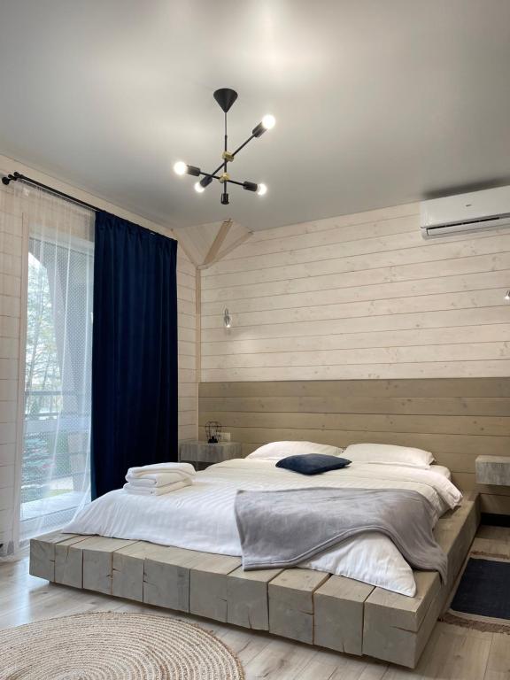 沙安Sandal的一间卧室配有一张大床和吊扇