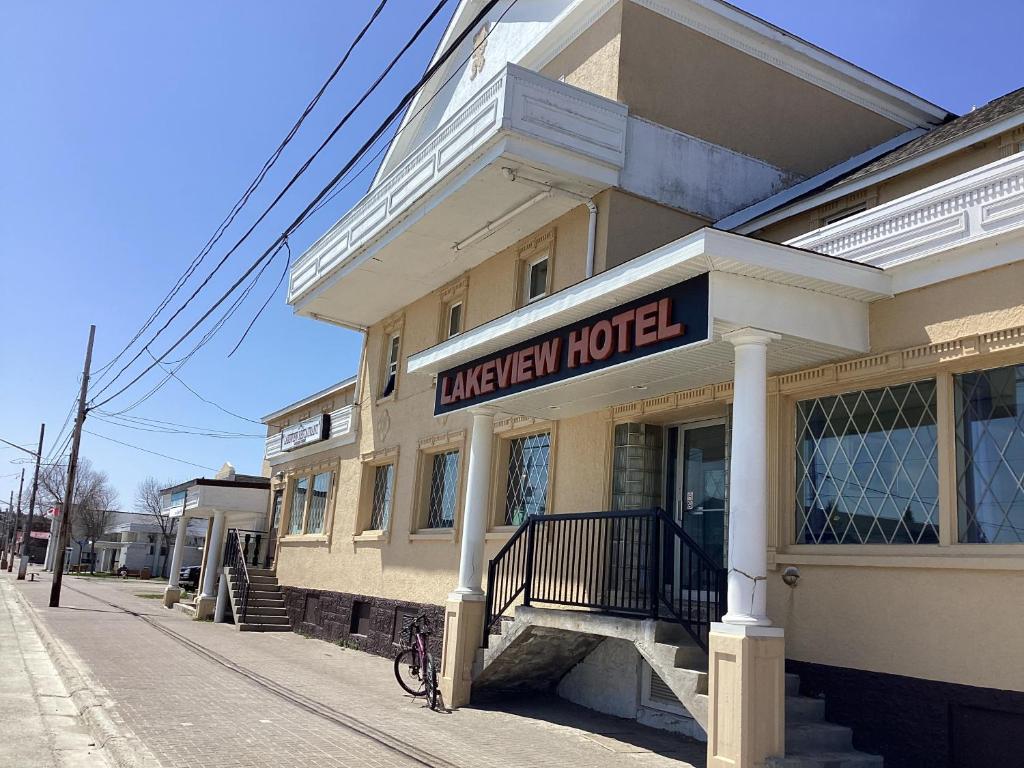 沃瓦Lakeview Hotel的一座标有酒店标志的建筑