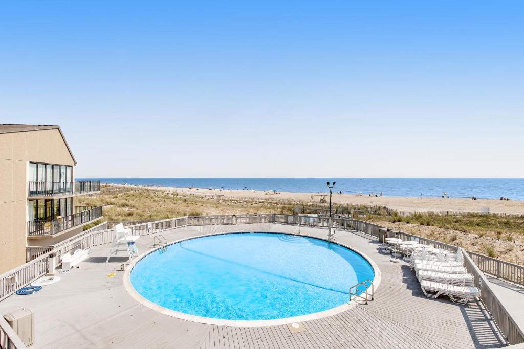 贝瑟尼滩Sea Colony Edgewater House V的享有游泳池和海滩的景色