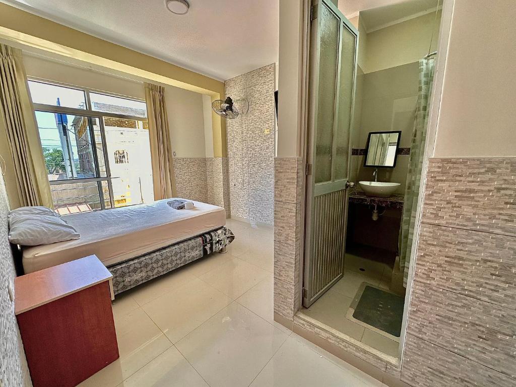 通贝斯Hospedaje Aloha - Tumbes的一间带床、水槽和浴缸的浴室