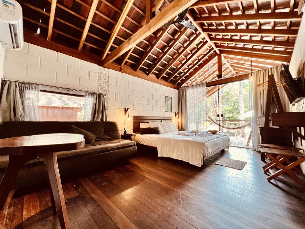 ManacapuruCirandeira Amazon World EcoResort的一间卧室配有一张床和一个沙发