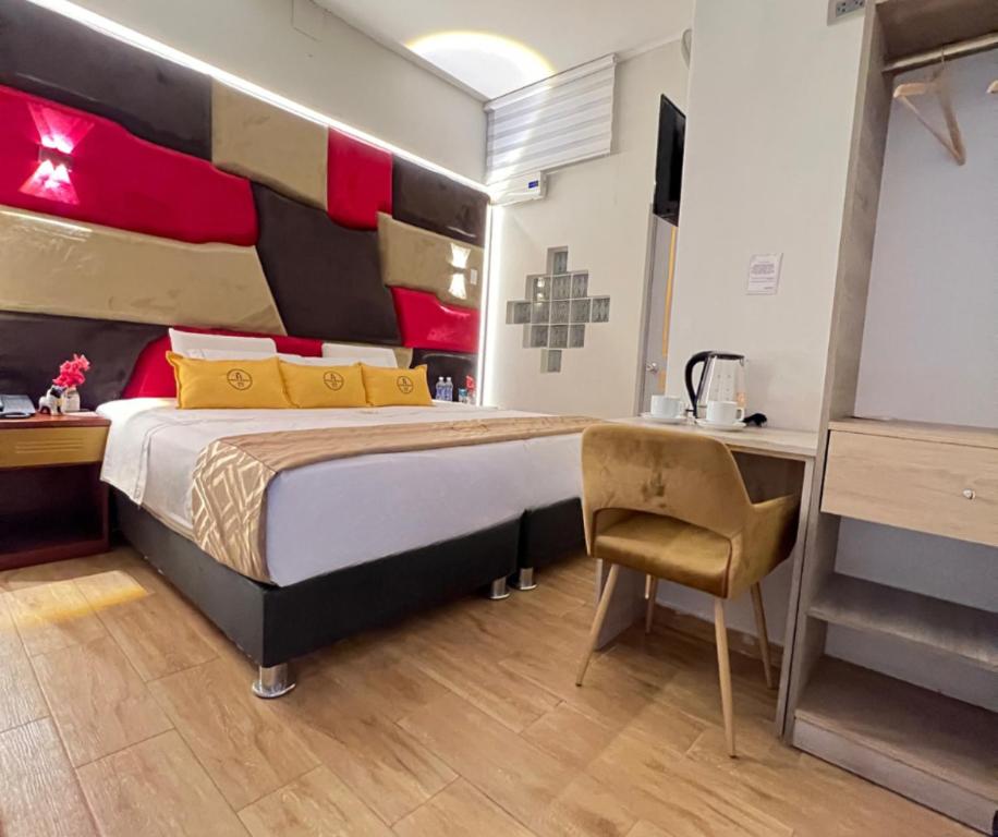 利马Montreal Magdalena Del Mar Hotel的一间卧室配有一张床、一张桌子和一把椅子