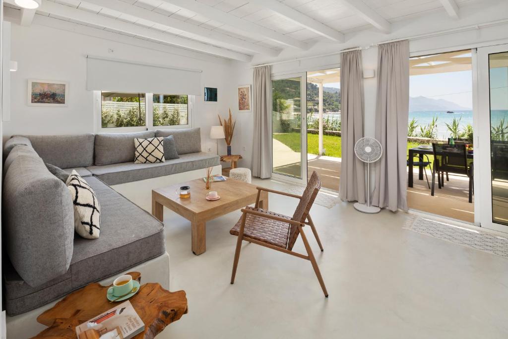 派莱卡斯Casa Sabbia 10m from the beach的客厅配有沙发和桌子