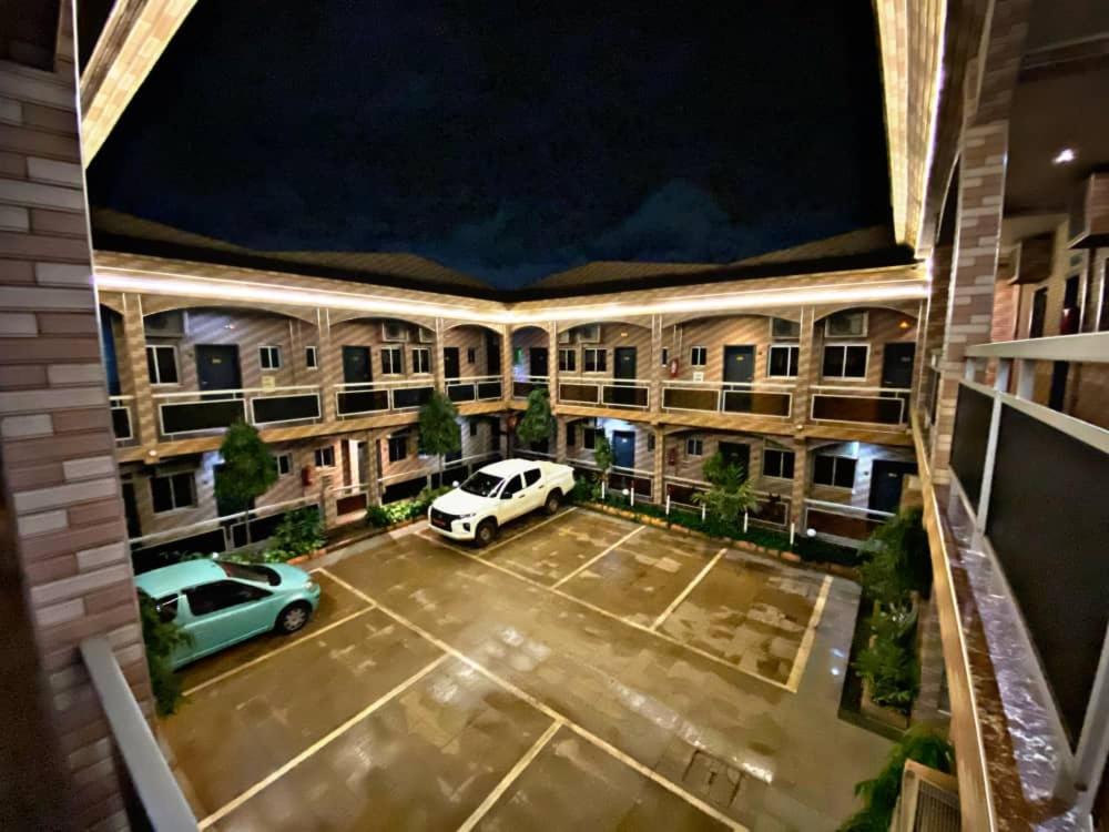 雅温得Hôtel Excelle Xior的夜间公寓大楼的空中景观