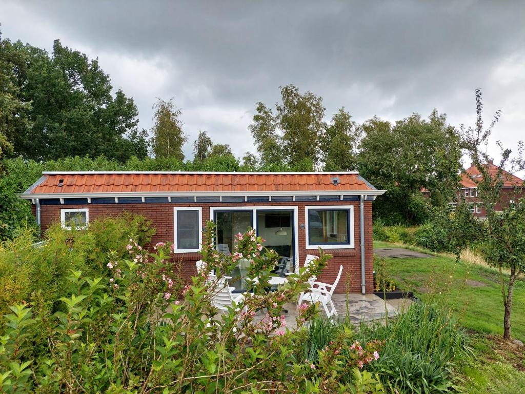 沃尔弗哈Huisjedelinde的花园中一座红砖小房子