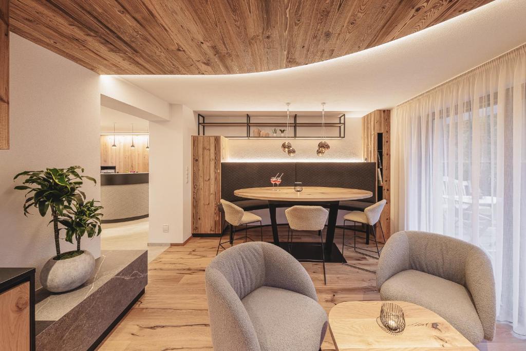 瓦尔奥纳的圣乔凡尼Apartments Silva Klausberg的用餐室以及带桌椅的厨房。