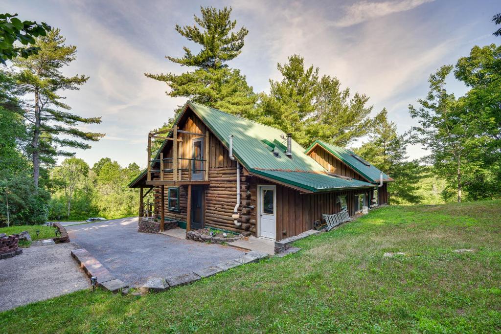 Charming Wellesley Island Cabin Near State Parks的小木屋,设有绿色屋顶