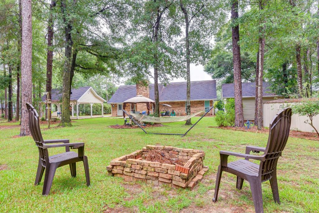 SemmesDog-Friendly Alabama Retreat with Patio and Fire Pit!的院子里有两把椅子和一个火坑