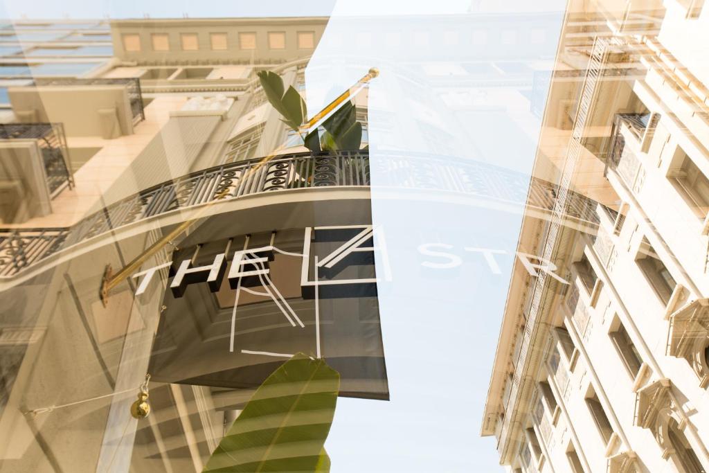 雅典Athens The L7 Str - Luxury Boutique Collection Hotel的建筑的反射,上面有标志