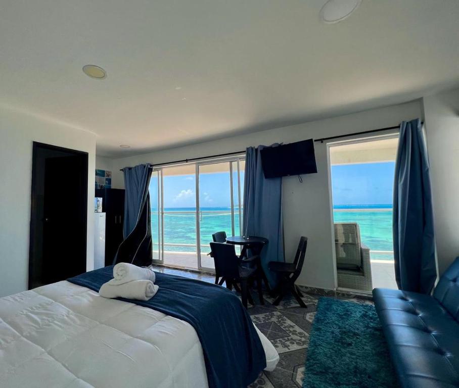 圣安德烈斯加勒比海岛酒店的一间卧室配有一张床,享有海景