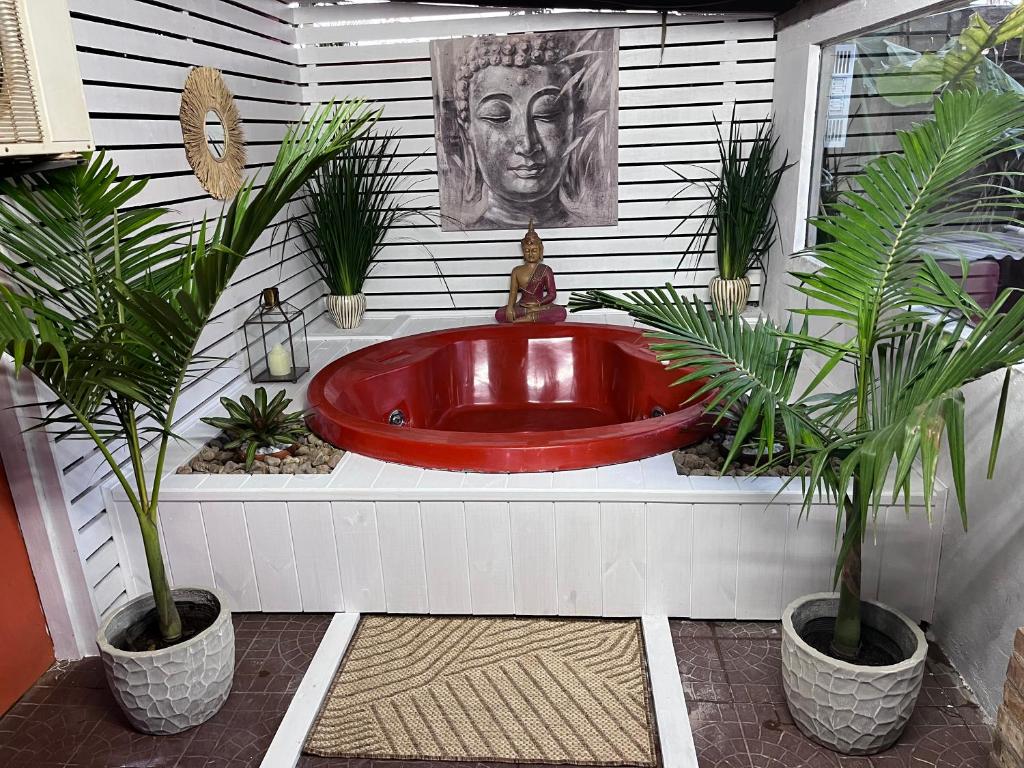楚伊PAZ Y ARMONÍA en chuy 2的植物间里的一个红色浴缸