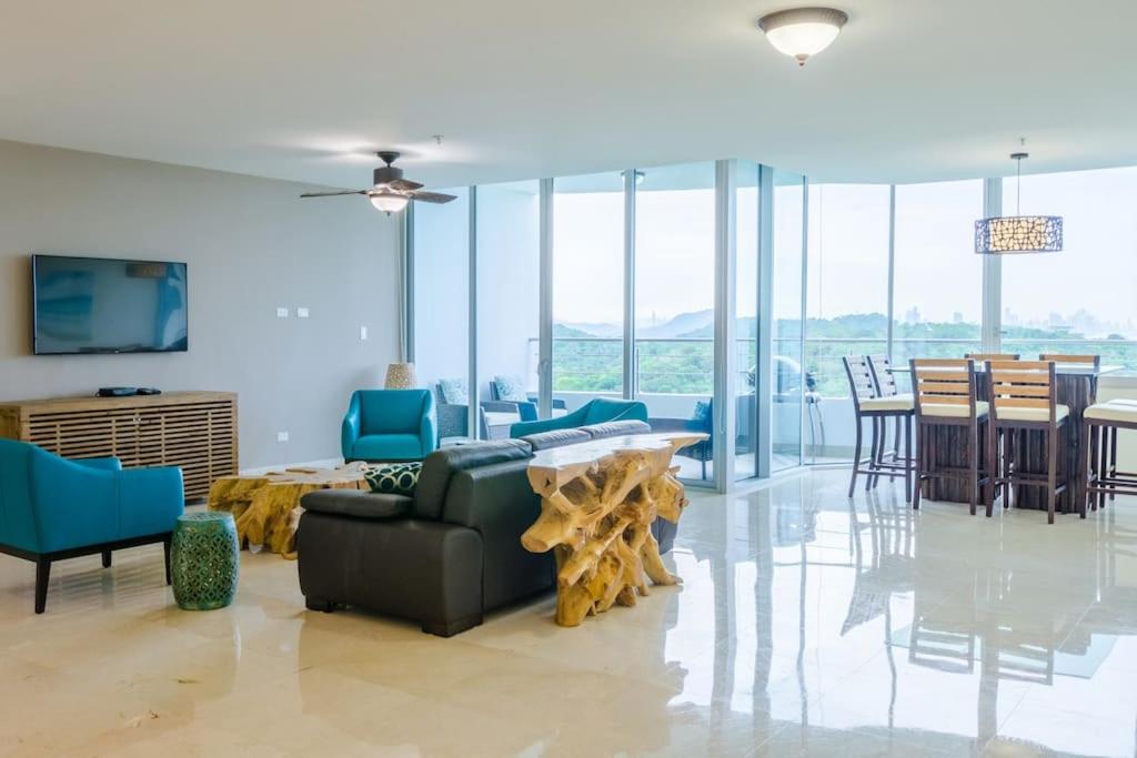 ArraijÃ¡n23o Penthouse Stunning Oceanview Resort Lifestyle的客厅配有沙发和桌椅