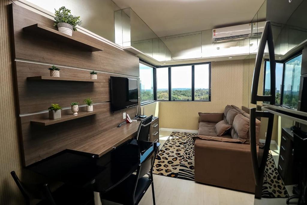 马瑙斯Tropical Executive 1006的办公室,桌子和沙发,位于房间