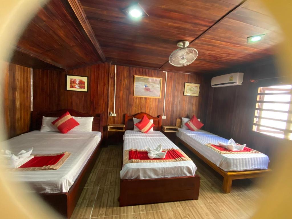 琅勃拉邦Villa Thavisouk Legend - Luang Prabang的船上的2张床
