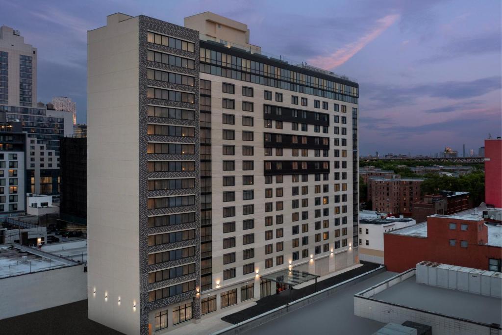 皇后区SpringHill Suites by Marriott New York Queens的城市顶部的白色高楼
