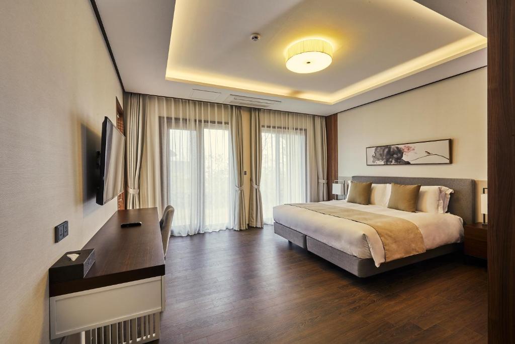 济州市樟树酒店及度假村 的酒店客房,配有床和电视