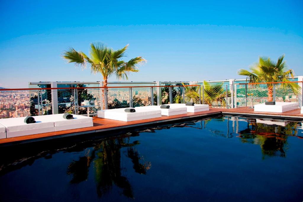 略夫雷加特河畔奥斯皮塔莱特Renaissance Barcelona Fira Hotel的酒店游泳池享有城市美景