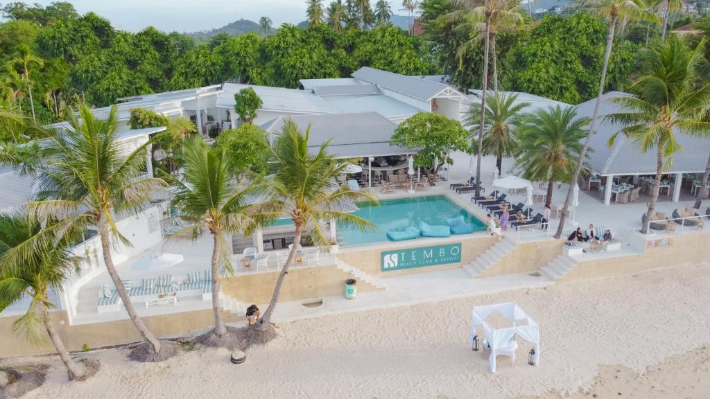 苏梅岛Tembo Beach Club & Resort的享有带游泳池的度假村的空中景致