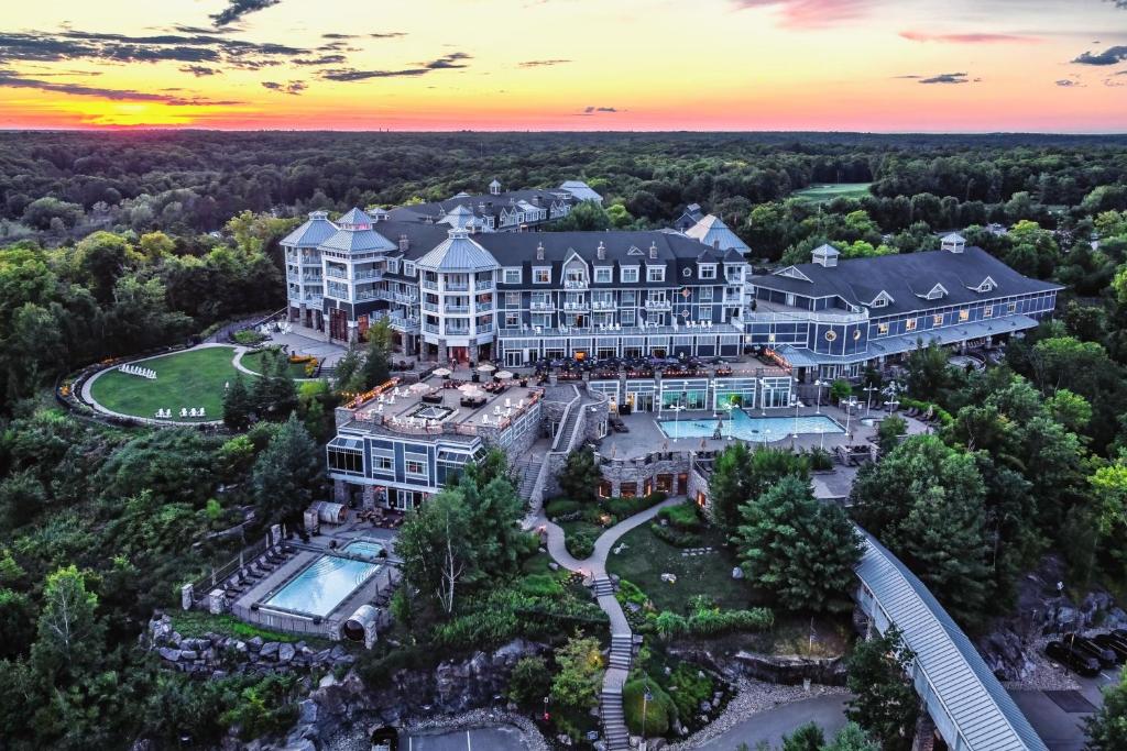 米内托JW Marriott The Rosseau Muskoka Resort & Spa的享有大豪宅的空中美景和日落美景