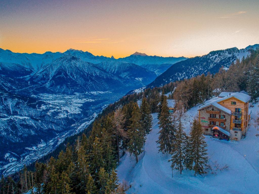 贝特默阿尔卑Hotel Waldhaus的山间滑雪小屋,地面上积雪