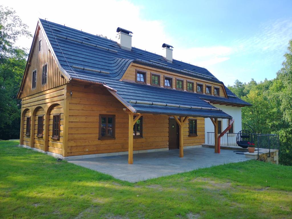 赫日布斯卡Na jelení stezce的大型木房子,设有 ⁇ 盖屋顶