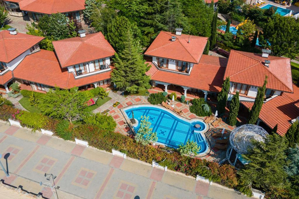 阳光海滩Helena VIP Villas and Suites - Half Board的享有带游泳池的房屋的空中景致