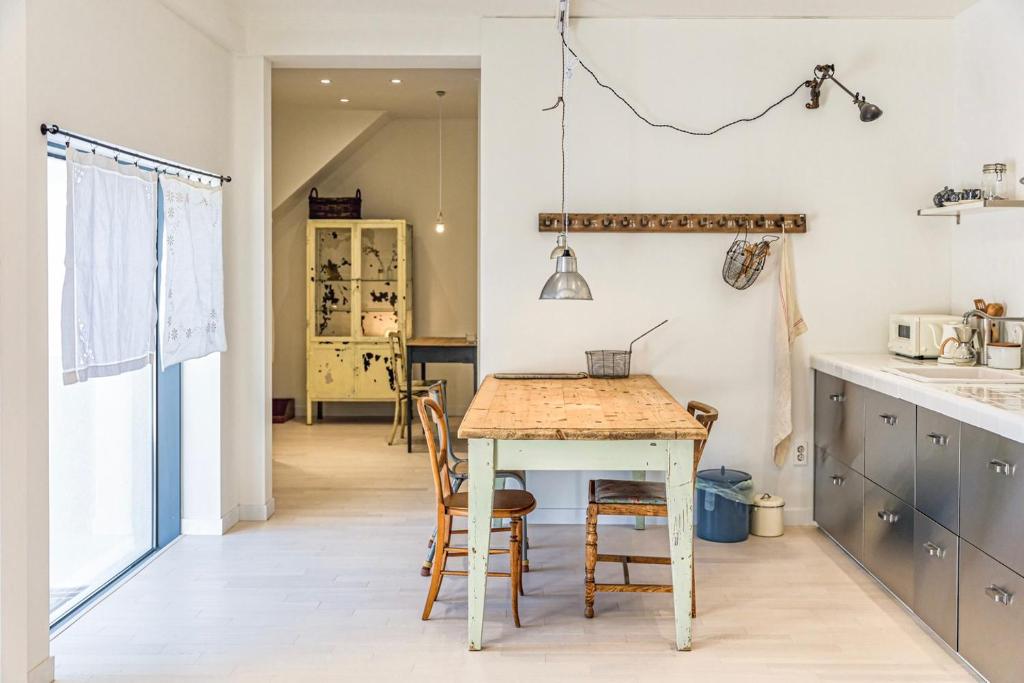 庆州Maison de Clare的厨房配有木桌和椅子