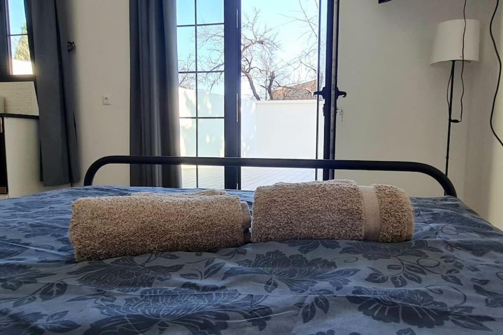 ZemunAmar 3的卧室内的一张带两个枕头的床