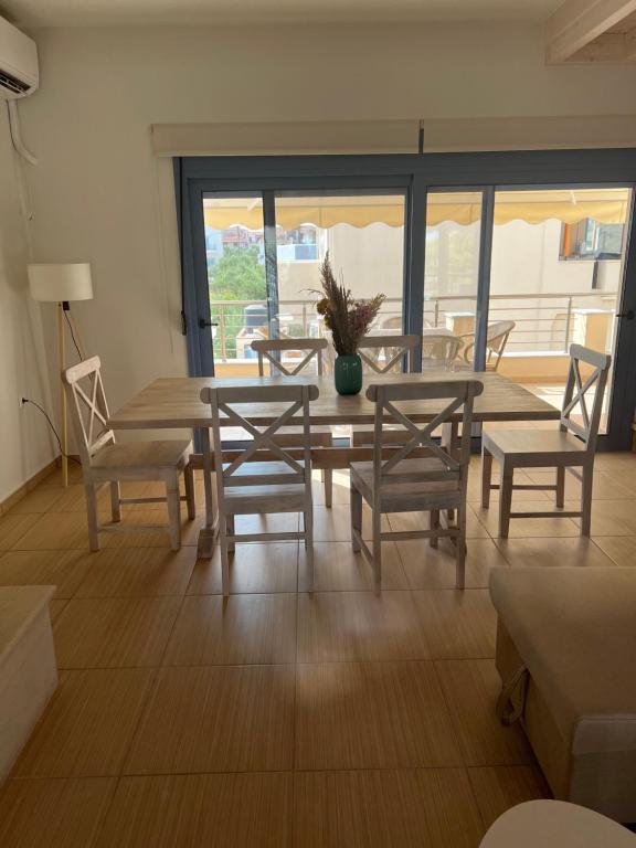 艾拉方索斯Maria’s family house’s的用餐室配有桌椅和桌子