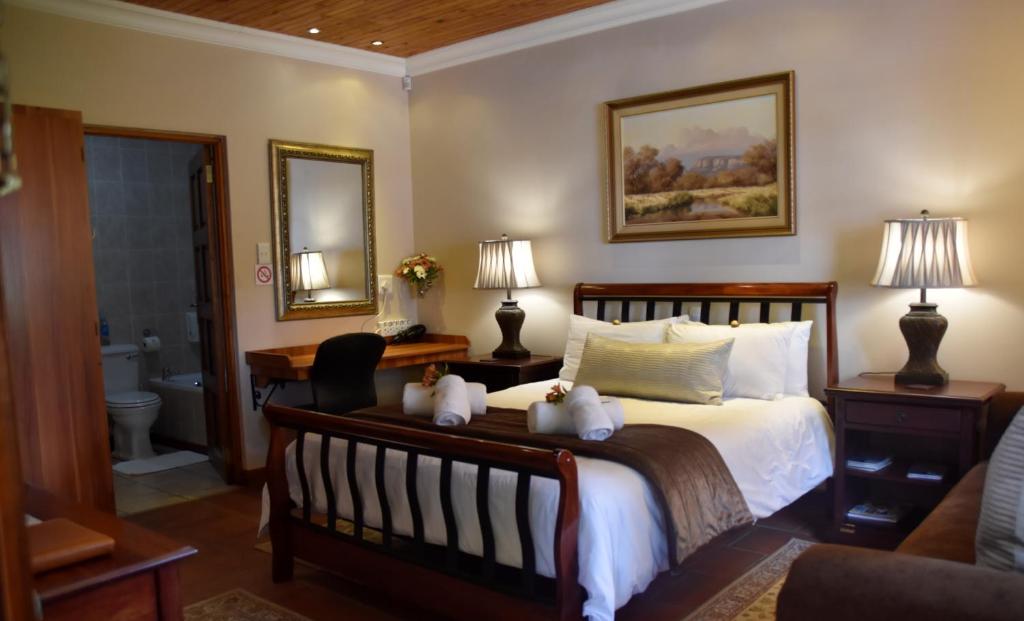 米德尔堡LUXURY ROOM @ 4 STAR GUEST HOUSE的一间卧室,配有一张带两个泰迪熊的床