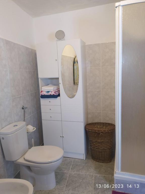 Vale CovoOeste Casa的一间带卫生间、水槽和镜子的浴室