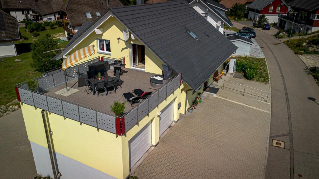 施卢赫湖Ferienwohnung Mayer的享有黄色房屋的顶部景致,设有天井。
