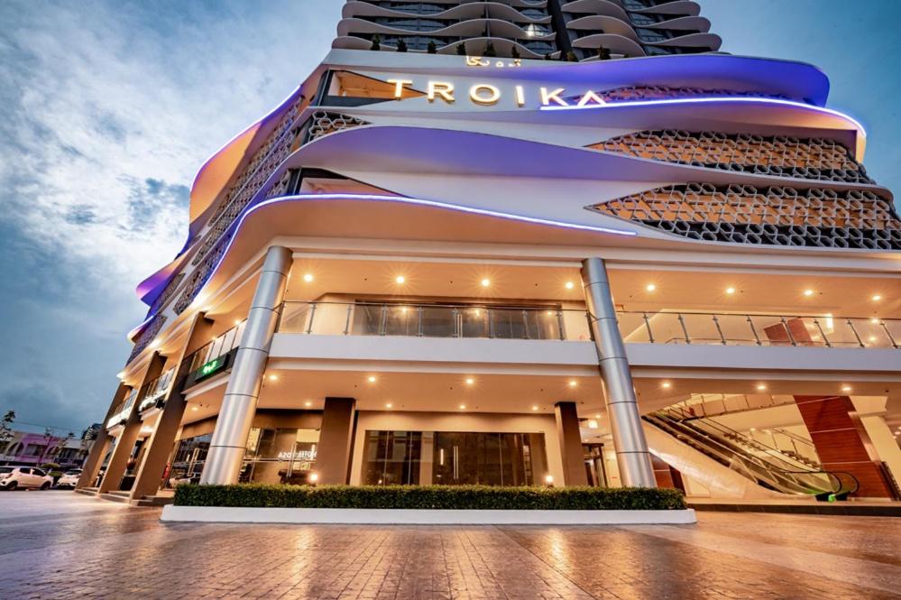 哥打巴鲁GOLDEN TROIKA KOTA BHARU - 2 bedrooms的建筑的侧面有标志