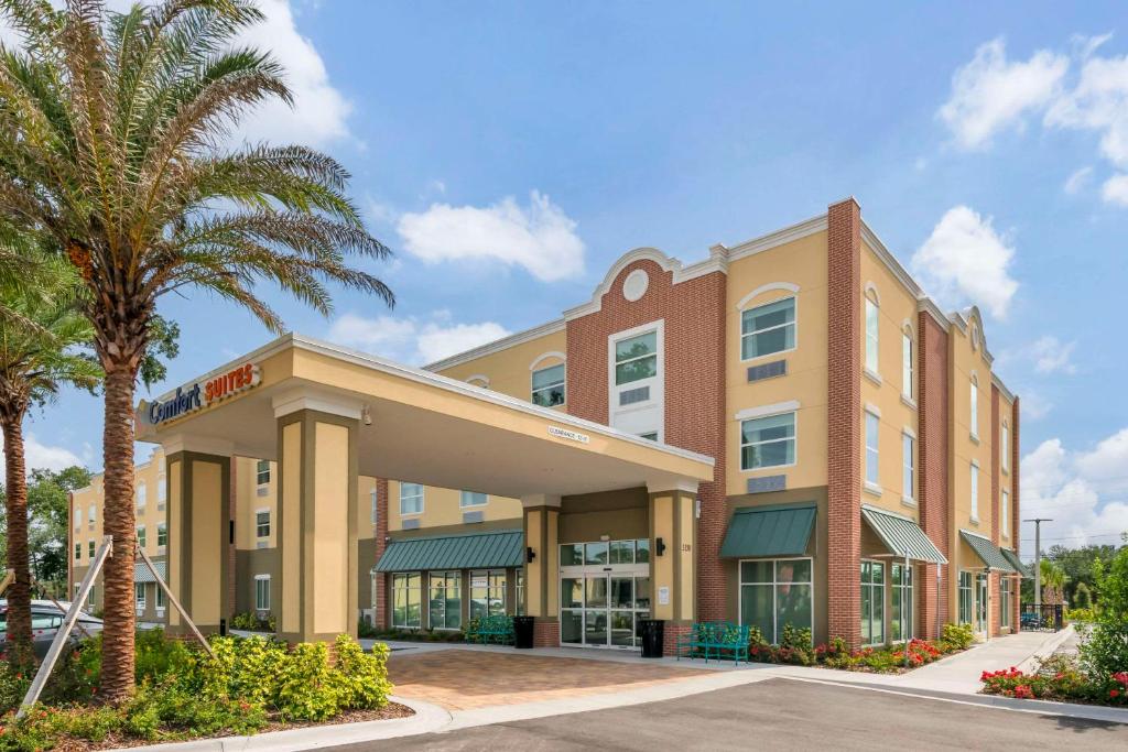 圣奥古斯丁Comfort Suites St Augustine Historic District Area的一座建筑前有棕榈树的酒店