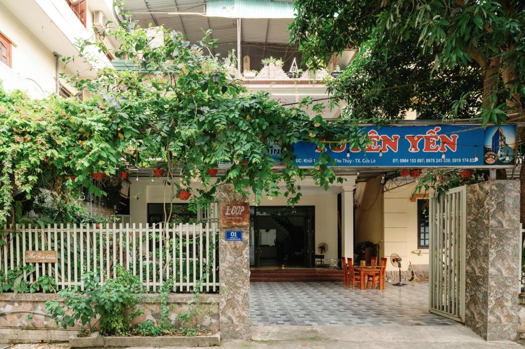 Thương Xà (2)Loop Homestay的带有餐厅标志的建筑