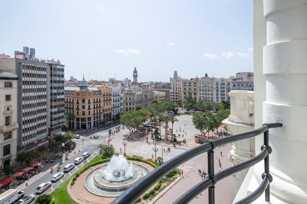瓦伦西亚Venecia Plaza Centro的阳台享有城市美景。