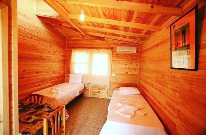 EmecikHALİSE APART的小木屋内一间卧室,配有两张床