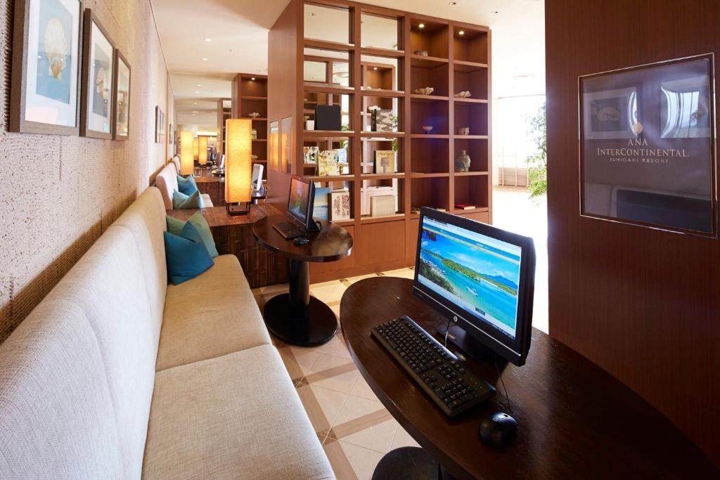 石垣岛全日空石垣岛洲际度假酒店的客厅配有电脑(书桌)
