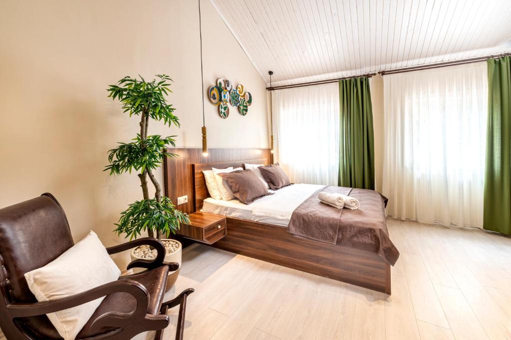 伯萨CASA MİSYA的一间卧室配有一张床和一把椅子