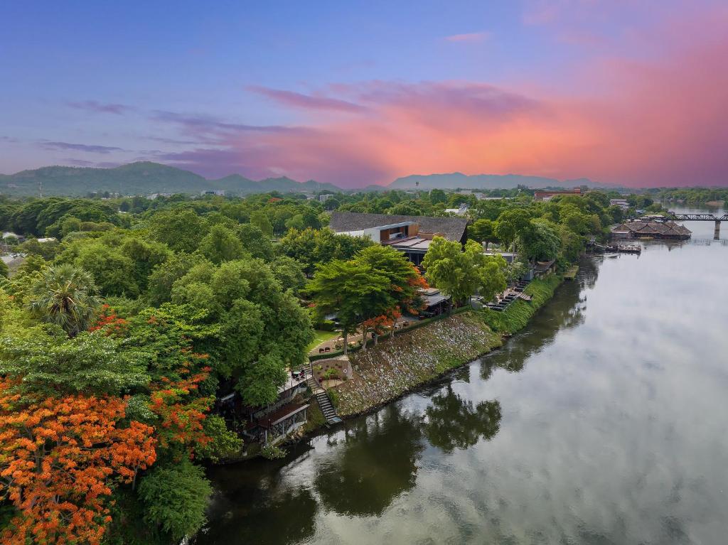 北碧U Inchantree Kanchanaburi的日落时分的河流空中景观