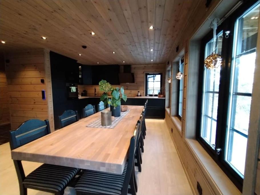 史特林Ny og moderne hytte i Stryn的用餐室配有大型木桌和椅子