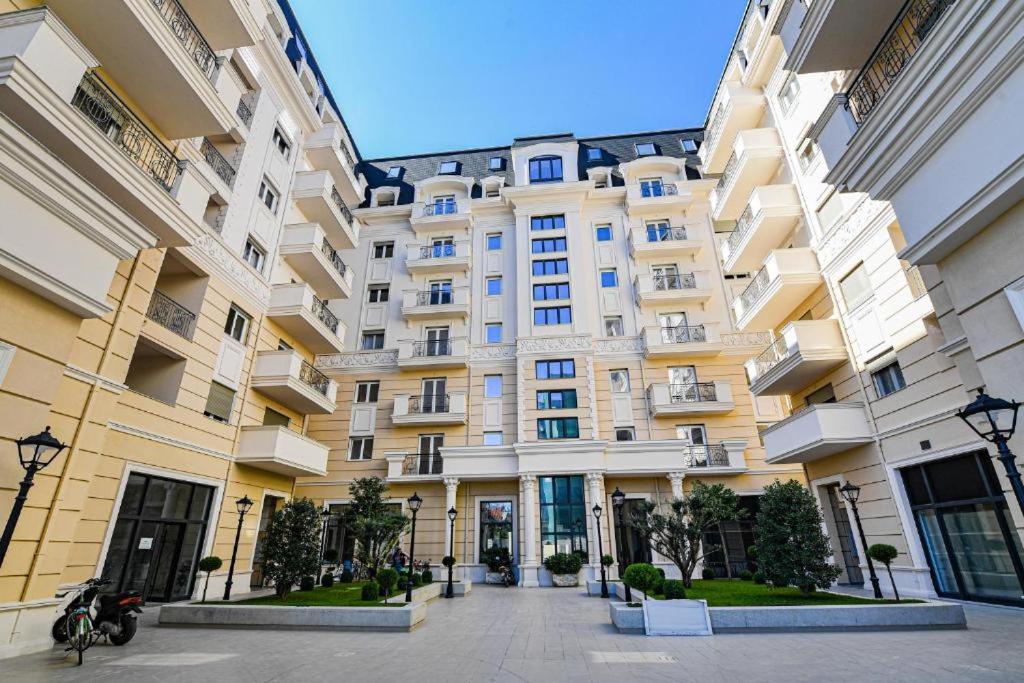 斯库台3H apartment ,Vienna Residence的一座大型公寓楼,前面设有一个庭院