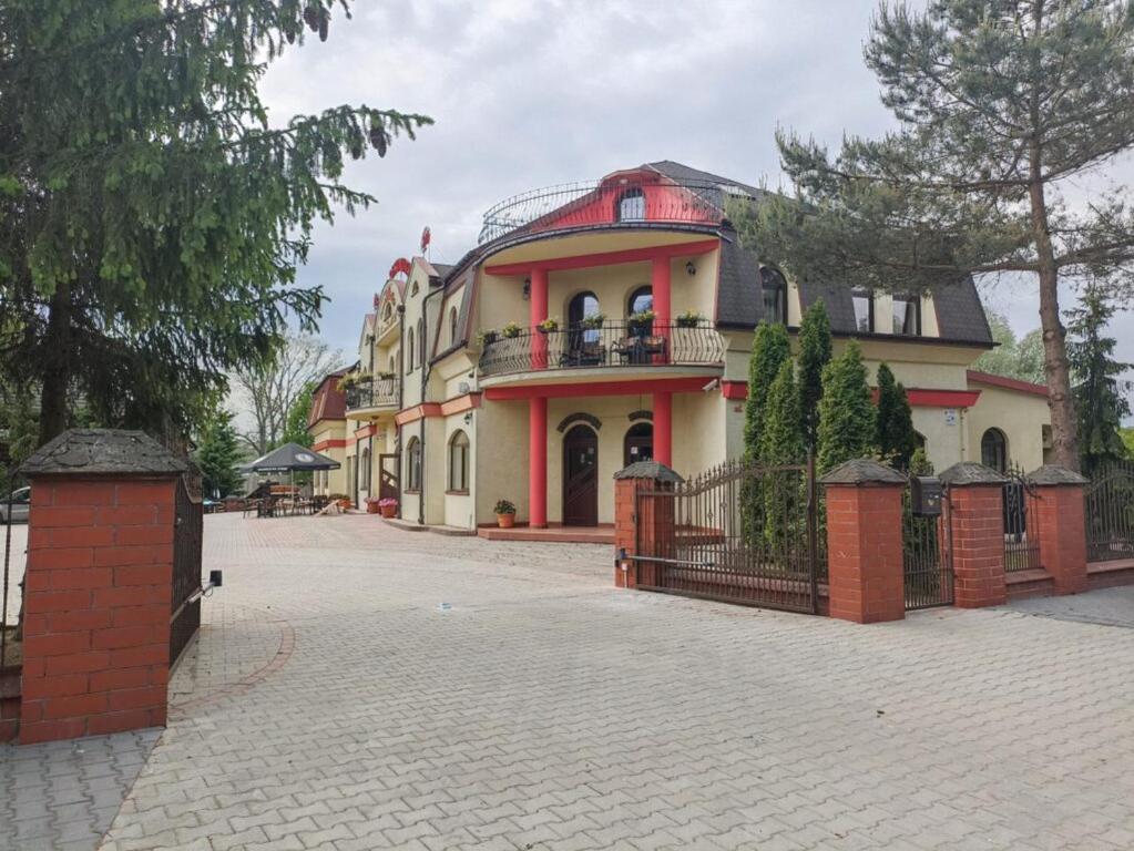 MiechówZajazd Miechus的前面有围栏的大房子