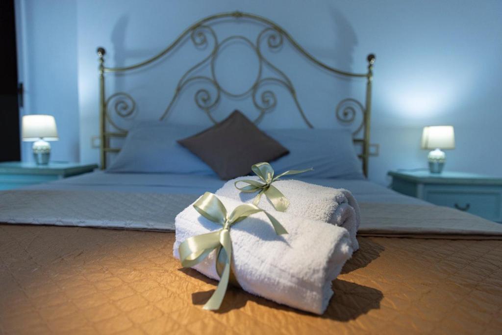 罗戈·格兰德SALUTAMU的一间卧室配有一张带白色毛巾和鲜花的床