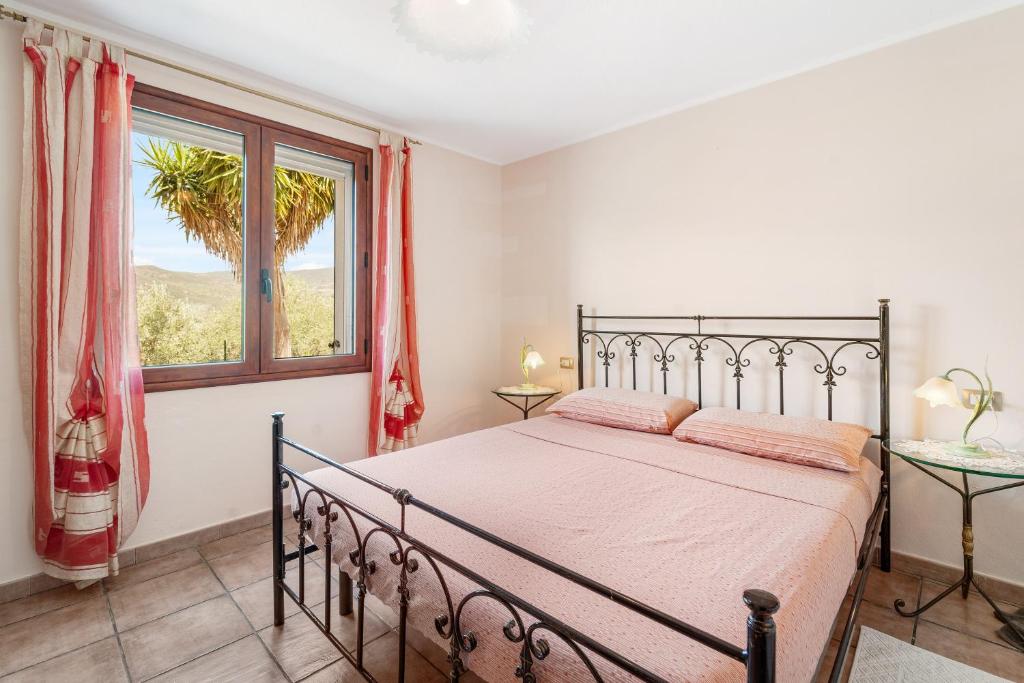 布杰鲁Casa Oleandro的一间卧室设有一张床和一个大窗户