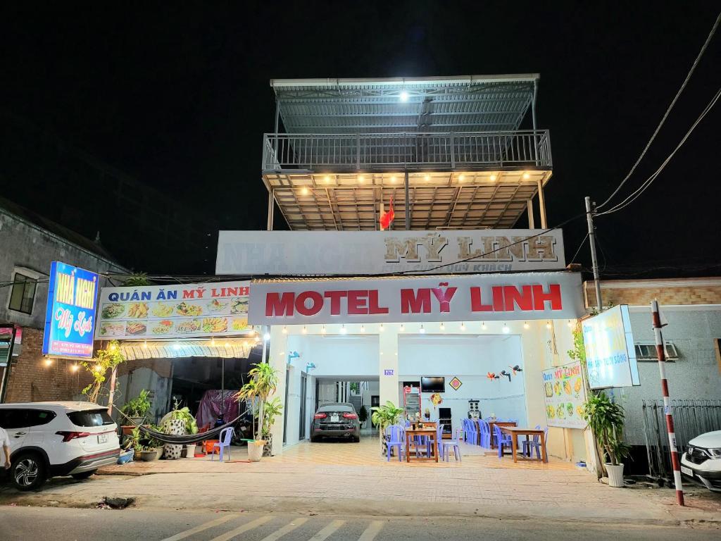 隆海My Linh Motel 976 Đường võ thị sáu long hải的夜间停车场我的限时标志