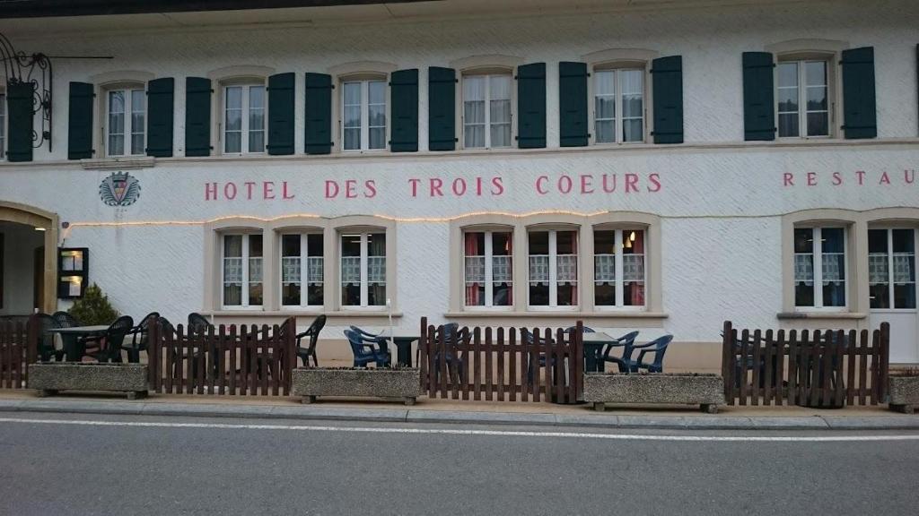 VaulionHôtel-Restaurant des 3 Coeurs的建筑一侧的森林颜色酒店