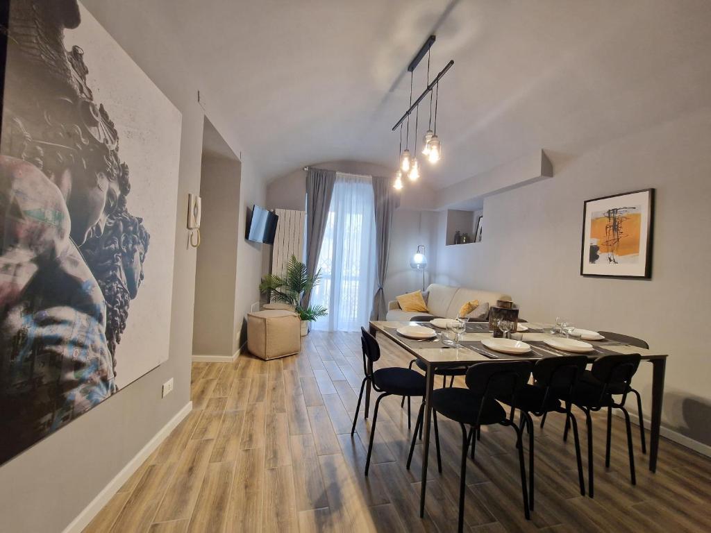 都灵Casa Bonsai的用餐室以及带桌椅的起居室。