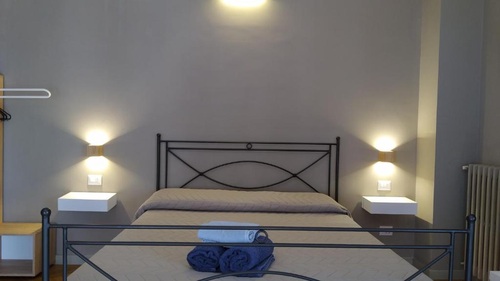巴里Cconforthotels R&B Suite&Chic - SELF CHECK IN的一间卧室配有一张带2个床头柜的大床